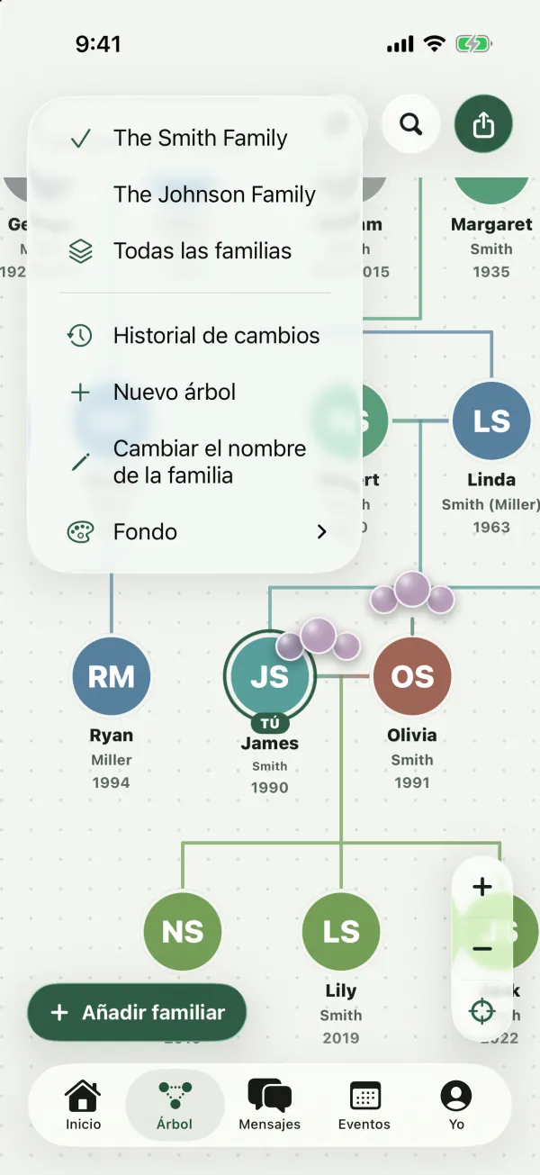 El menú del árbol abierto debajo del nombre de la familia, con The Smith Family, The Johnson Family, Todas las familias, Historial de cambios, Nuevo árbol familiar, Cambiar el nombre de la familia y Fondo