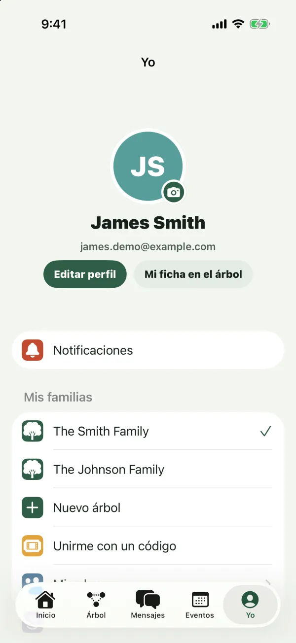 La pestaña Yo con el perfil de James Smith, los botones Editar perfil y Mi ficha en el árbol, Notificaciones y Mis familias con The Smith Family y The Johnson Family