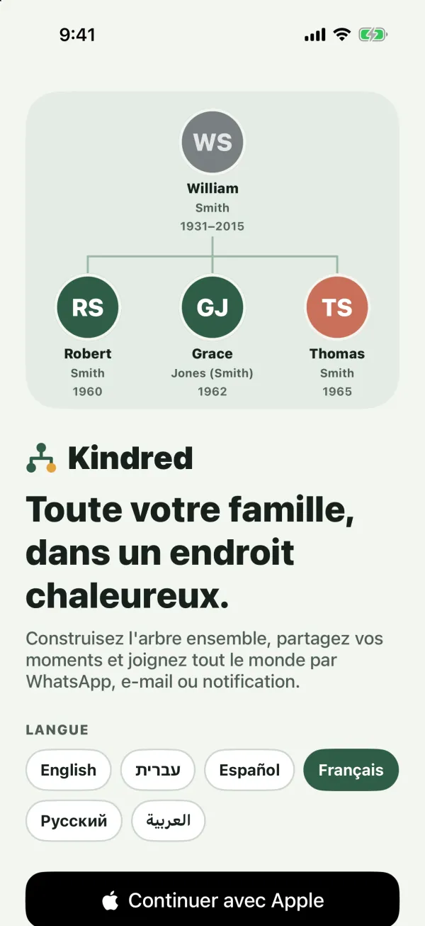 L’écran d’accueil de Kindred avec un petit arbre de la famille Smith, le choix de la langue et les boutons Continuer avec Apple et Continuer avec Google