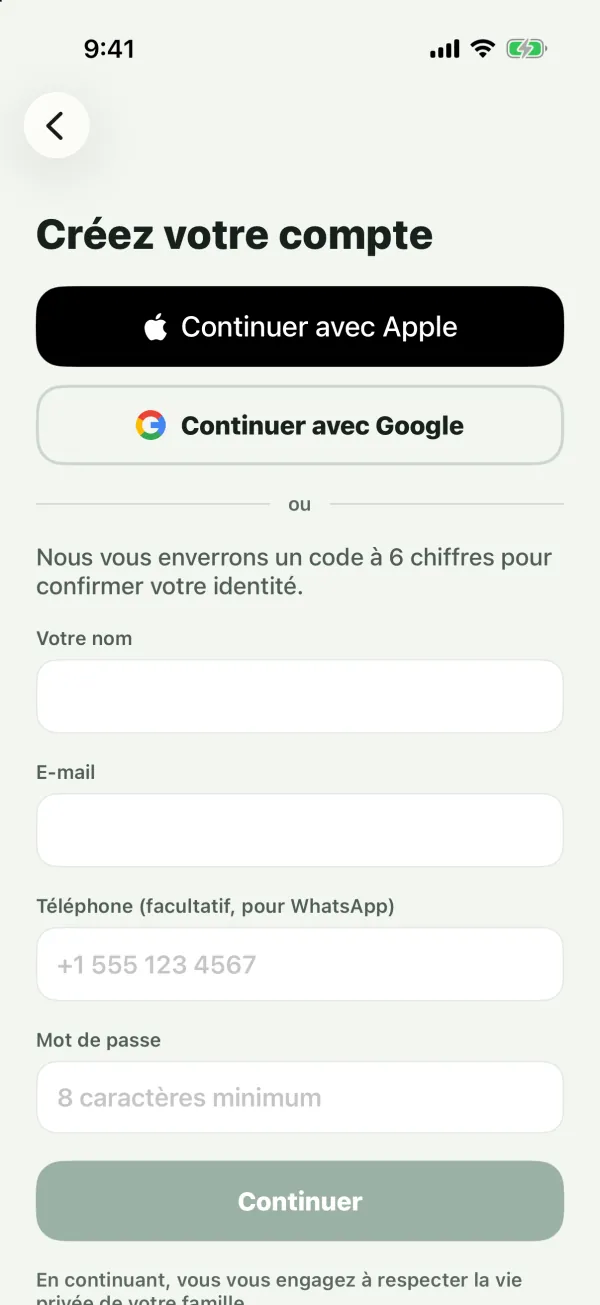 Le formulaire Créez votre compte avec les boutons Google et Apple, puis les champs Votre nom, E-mail, Téléphone et Mot de passe