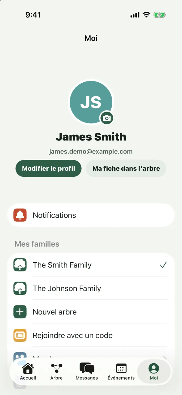 L’onglet Moi avec le profil de James Smith, les boutons Modifier le profil et Ma fiche dans l’arbre, Notifications, et Mes familles avec The Smith Family et The Johnson Family